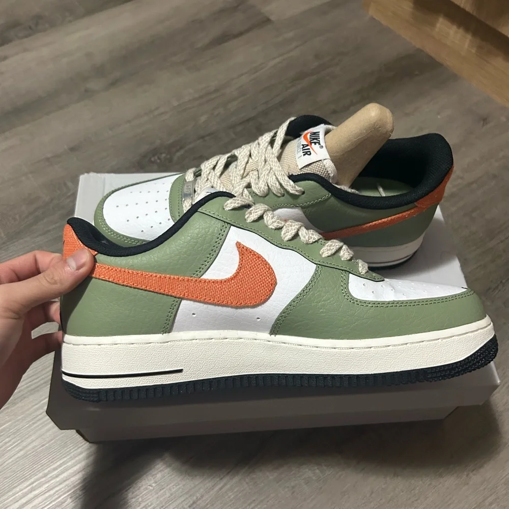 Air Force 1 Oil Green/ Safety Orange-White - Picture 3 of 5
